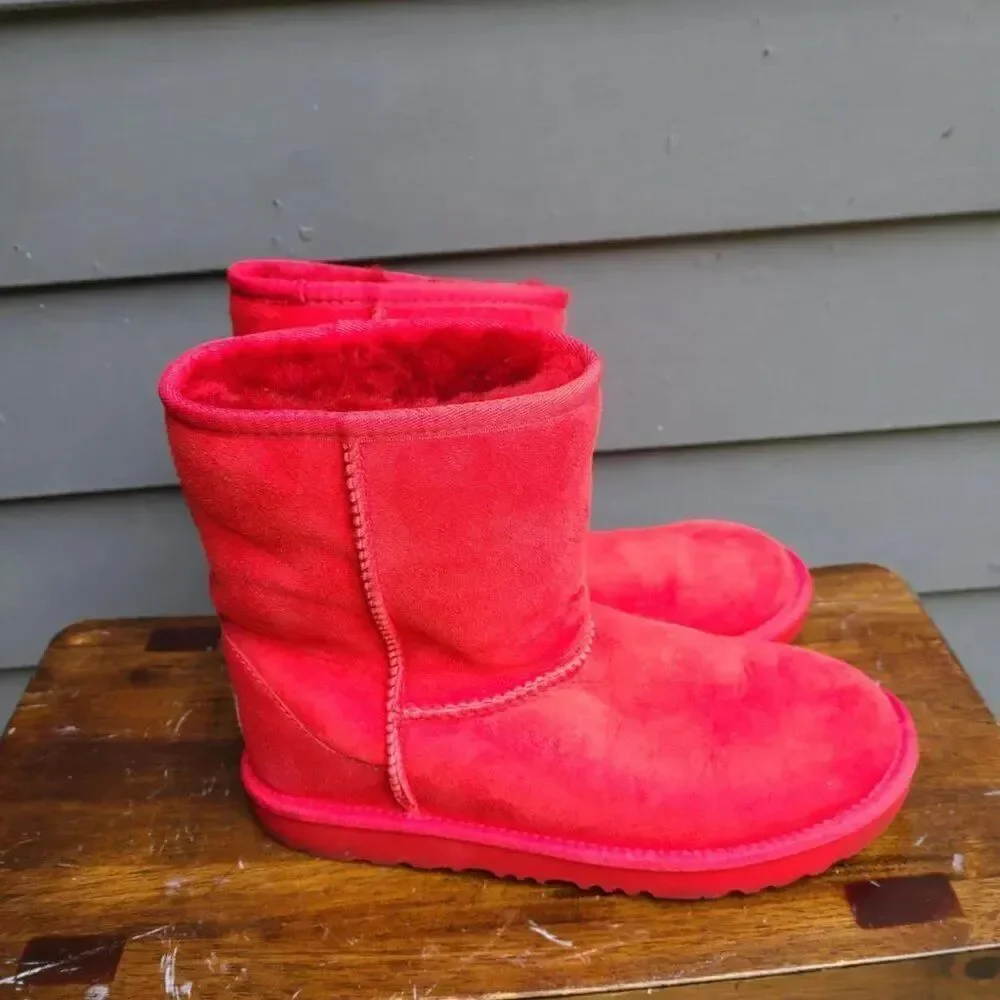 UGG Classic Short Suede Boot in Samba Red Shearling Lined size 6